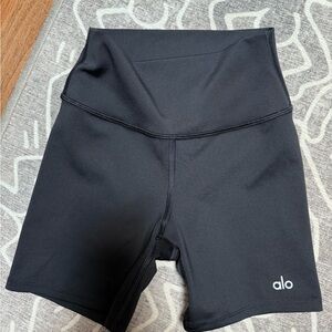 Alo airbrush biker shorts xs black 5in